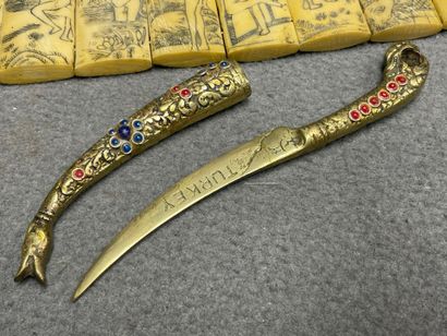 Lot comprenant:
Pendulette d'officier, flasque...