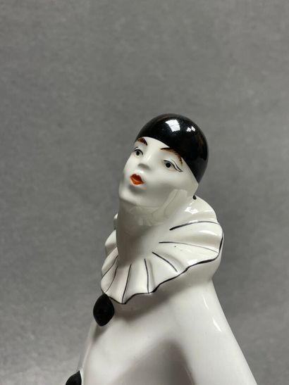 DAX : PIERROT en porcelaine. 
Signé sur la...