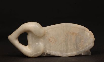 Scarabée à tête humaine en pierre dure sculptée....