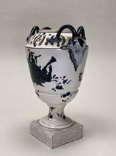 Vase en faïence à décor floral anses têtes...