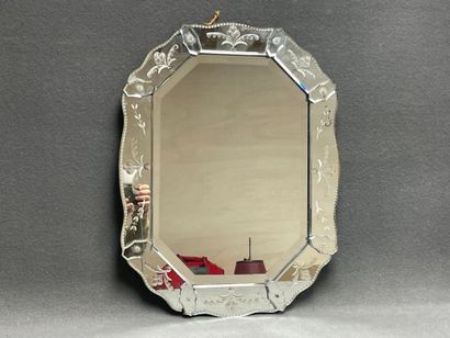 Miroir vénitien ovale.
67 x 51 cm.