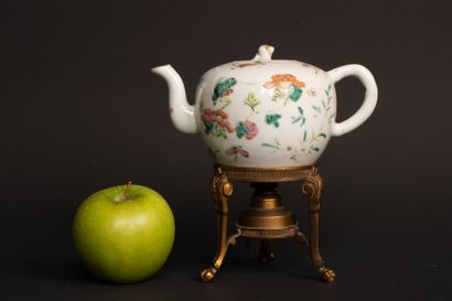 Théière en porcelaine de Chine et support...