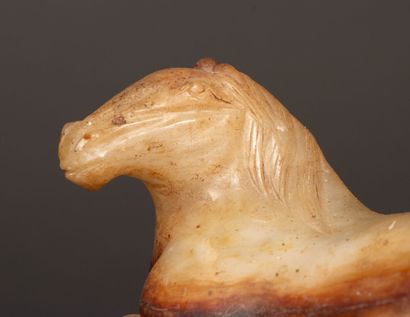 Singe sur le dos d'un cheval allongé. 
Sculpture...