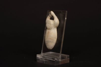 Scarabée à tête humaine en pierre dure sculptée....