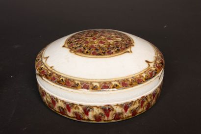 Bonbonnière en porcelaine, , petit pot couvert...