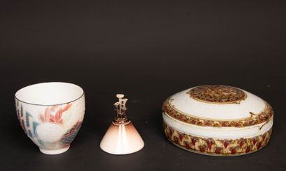 Bonbonnière en porcelaine, , petit pot couvert...