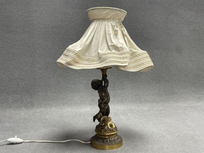 Lampe en bronze à décor de putti. 
H. :28...