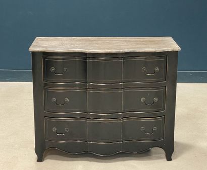 Commode à façade en arbalète ouvrant à trois...