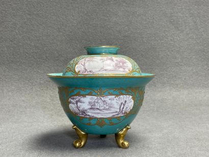 Bol couvert sur pied en porcelaine allemande...