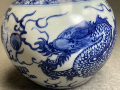 Deux vases en porcelaine de Chine. 
H. :10...