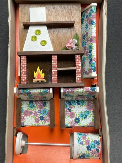 Mobilier de poupée en boite. Années 1970.
On...