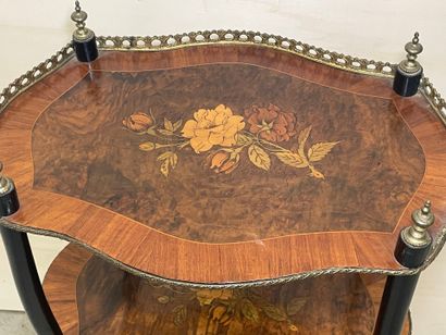 Table d'appoint à trois plateaux, marquetée
Napoléon...