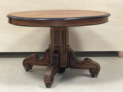 Table ronde à pied central
Style Louis XIII...