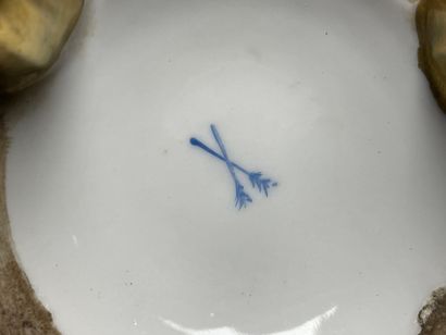 Bol couvert sur pied en porcelaine allemande...