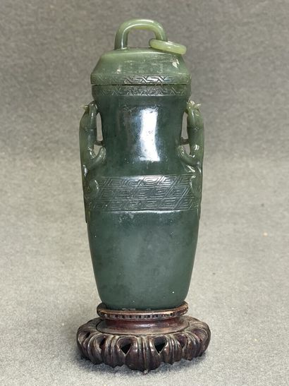 Vase couvert en pierre dure sculptée sur...