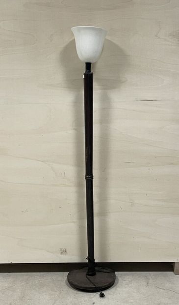 Lampadaire des années 1950, abat jour opaline....