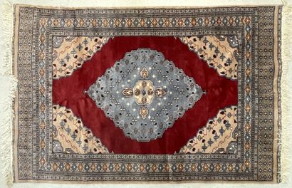 Tapis d'orient. 
185 x 120 cm.