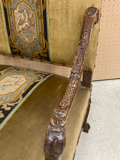 Fauteuil de style Louis XIV. 
H. : 115 cm....