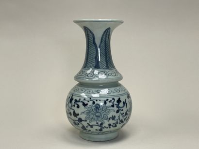 Vase en porcelaine de Chine. 
H. :17 cm.