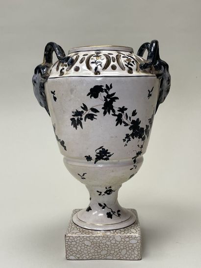 Vase en faïence à décor floral anses têtes...