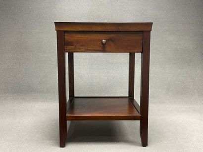 Bout de cannapé à un tiroir. 
61 x 45 x 45...