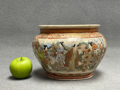Cache pot ovale en faience de Satsuma à décor...