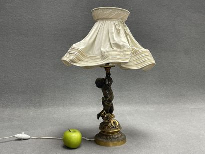 Lampe en bronze à décor de putti. 
H. :28...