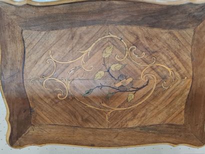 Travailleuse en placage de noyer et marqueterie...