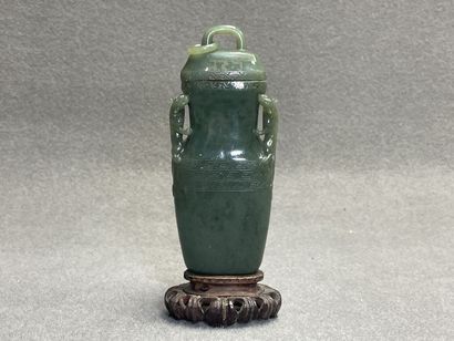 Vase couvert en pierre dure sculptée sur...