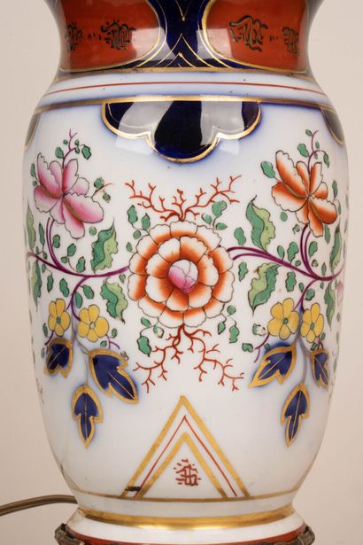 Pied de lampe en porcelaine de Bayeux, monture...