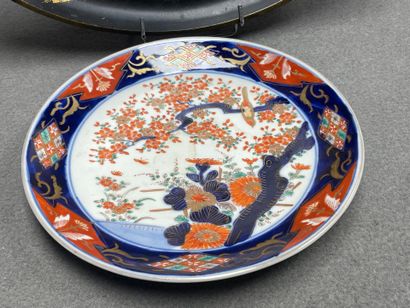 Lot comprenant:
Deux assiettes en porcelaine...
