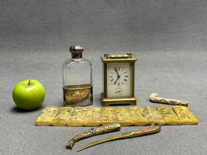 Lot comprenant:
Pendulette d'officier, flasque...