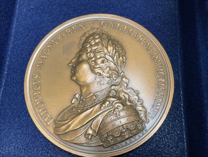 Lot de médailles et monnaies. 
D. : de 2,3...