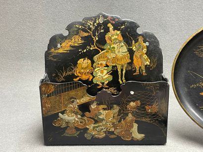 Lot comprenant:
Deux assiettes en porcelaine...