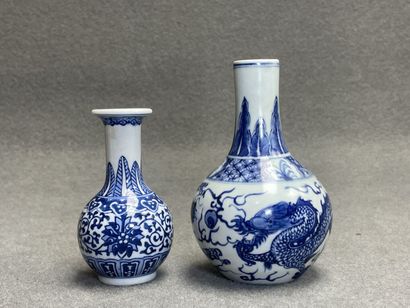 Deux vases en porcelaine de Chine. 
H. :10...