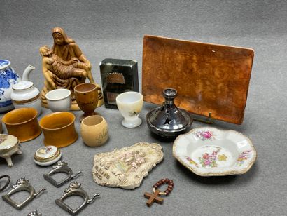 Lot comprenant:
Brule parfum, sculpture religieuse,...