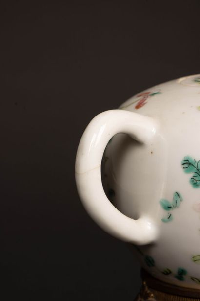 Théière en porcelaine de Chine et support...