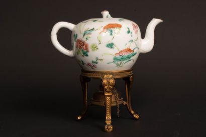 Théière en porcelaine de Chine et support...