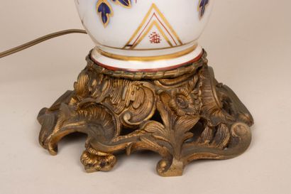 Pied de lampe en porcelaine de Bayeux, monture...