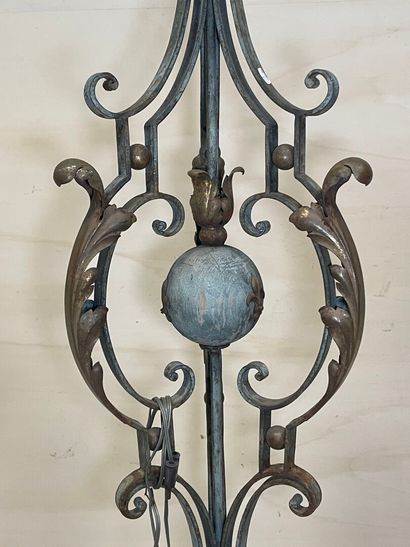 Lampadaire en fer forgé. 
années 1940
H....