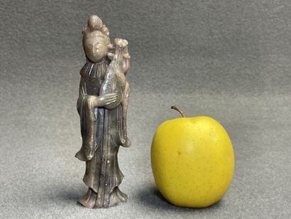 Musicienne en pierre dure sculptée. 
H. :15...