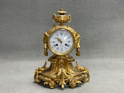 Pendule en bronze ciselé et doré, tête de...