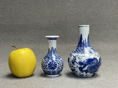 Deux vases en porcelaine de Chine. 
H. :10...