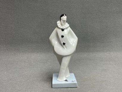 DAX : PIERROT en porcelaine. 
Signé sur la...