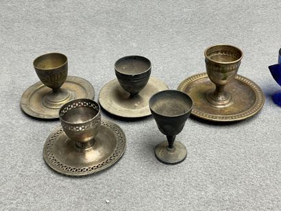 Cinq coquetiers en métal et six en verres....