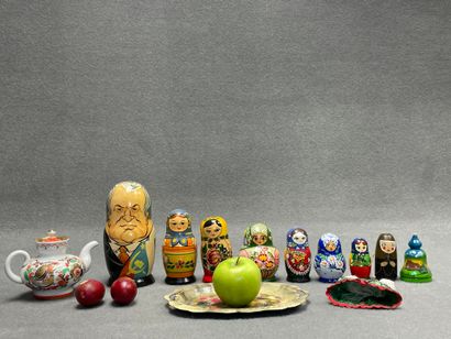 Lot de poupées Russe, théière, oeufs et plateau...