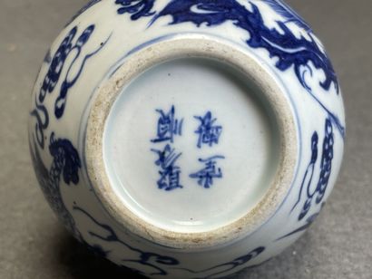 Deux vases en porcelaine de Chine. 
H. :10...