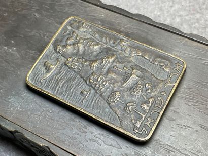 Coffret en bronze à décor des symboles des...