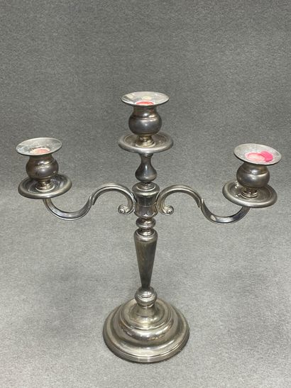 Paire de bougeoirs à trois lumières en métal...