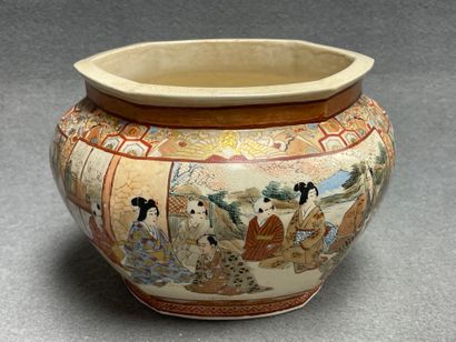 Cache pot ovale en faience de Satsuma à décor...